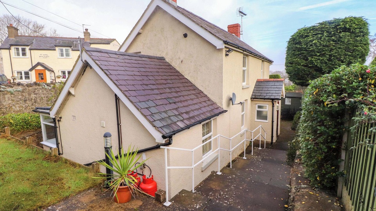Llandudno Junction Cottage | ISLWYN, family friendly, with a garden in Llandudno Junction