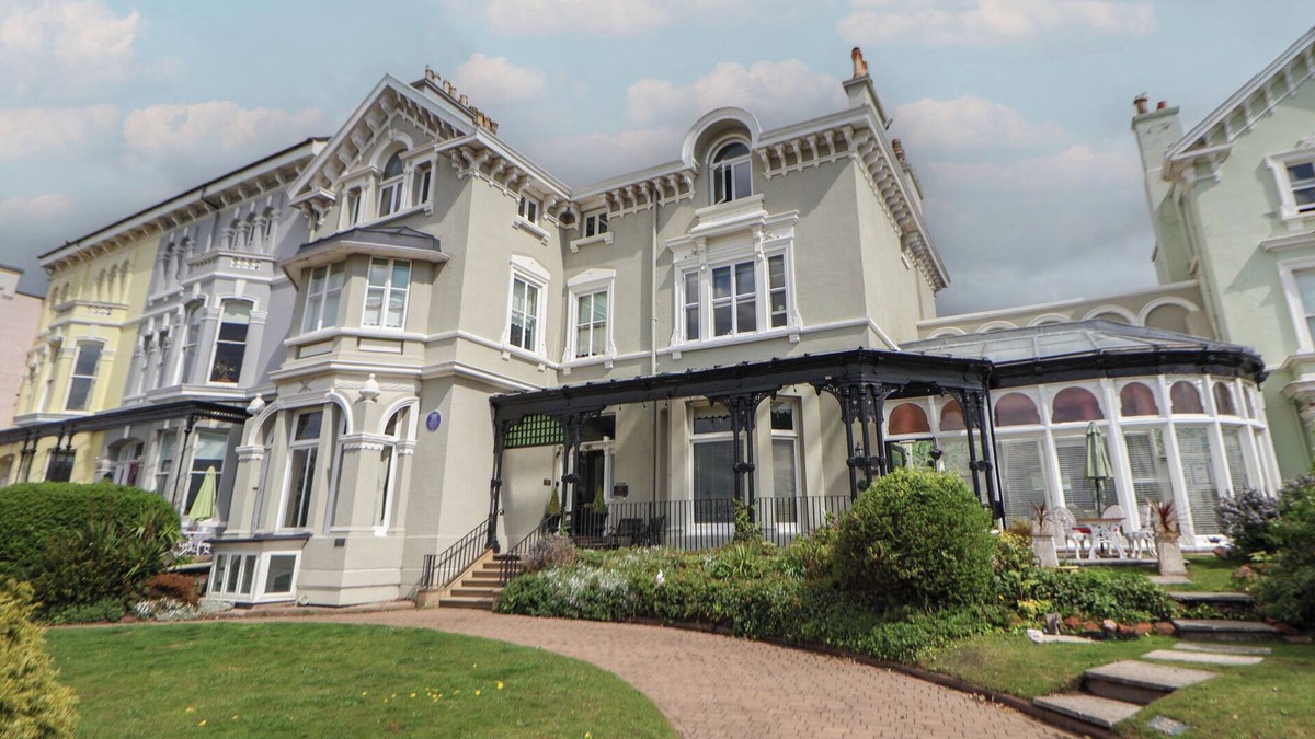 Waterloo Cottage | ISMAY BILLIARD ROOM APARTMENT - TITANIC INTEREST in Waterloo, Merseyside