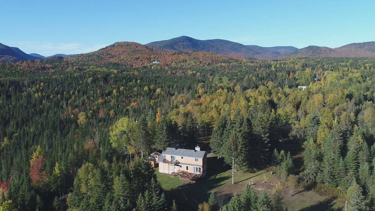 Saint-Brigitte-de-Laval House | Isolated house with view on the mountains