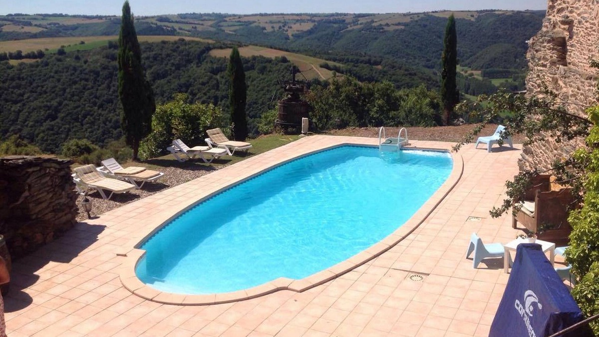 Courris Cottage | Isolated character house with 12-person swimming pool, 30 minutes from Albi.