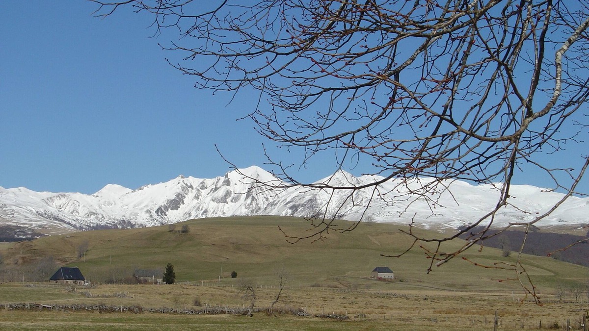 Picherande Ski Chalet | isolated cottage in the heart of the Massif du Sancy mountain views