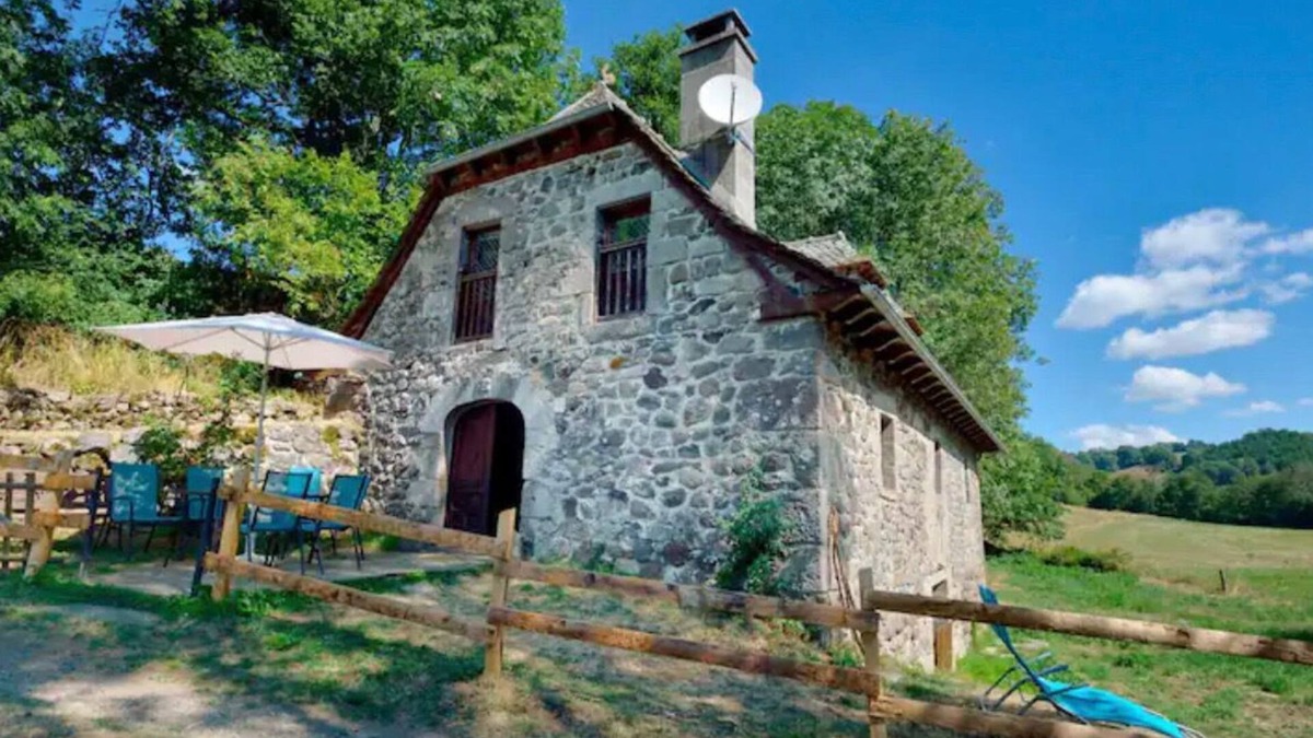 Mur-de-Barrez Cottage | Isolated mill on river bank