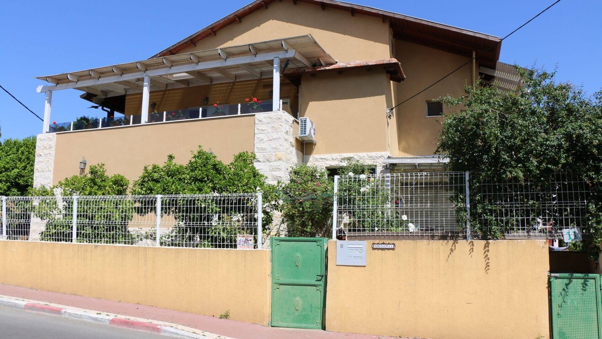 Rehovot Apartment | Israeli Home is an accommodation offering garden views.
