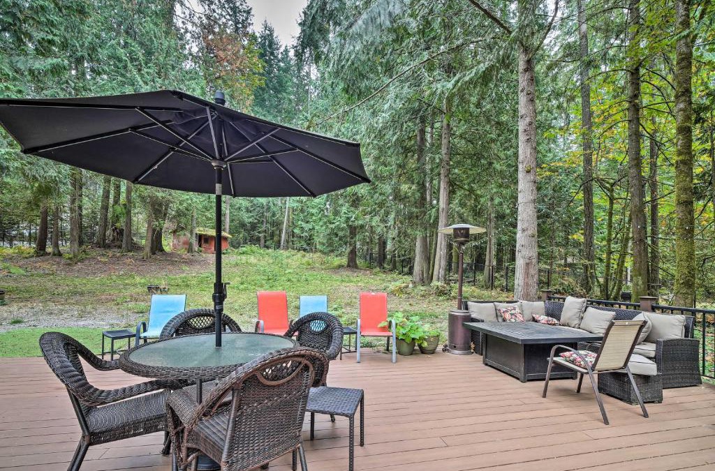 Mirrormont Apartment | Issaquah Getaway Backyard Oasis with Hot Tub!