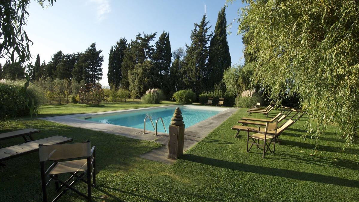 Montorsaio Apartment | Tuscan farmhouse between nature and contemporary art