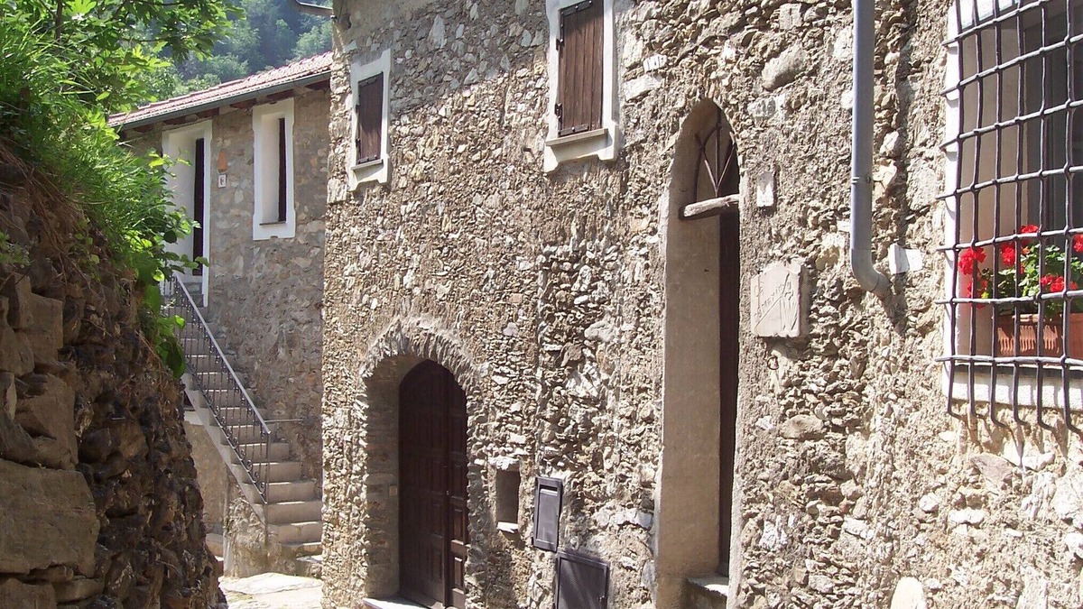 Castelvecchio di Rocca Barbena House | stone cottage, Medieval Village. 15 km Sea. Terrace