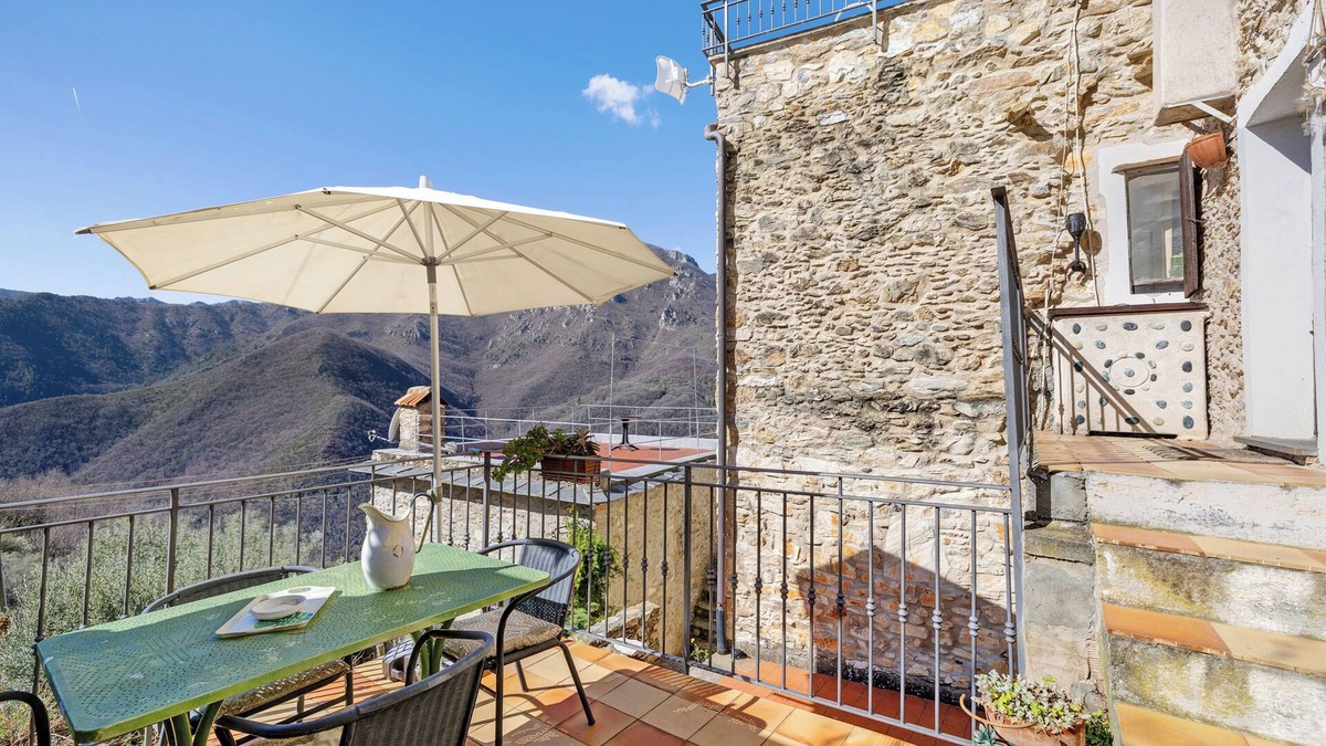 Castelvecchio di Rocca Barbena Apartment | Apartment 'La Casa Della Lavanda' with Mountain View, Private Terrace and Wi-Fi