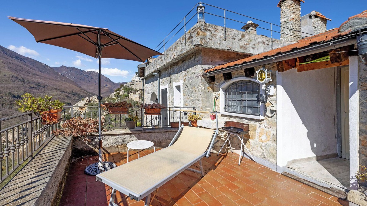Castelvecchio di Rocca Barbena Apartment | Apartment 'La Dimora Del Tempo Perduto' with Mountain View, Shared Terrace and Wi-Fi