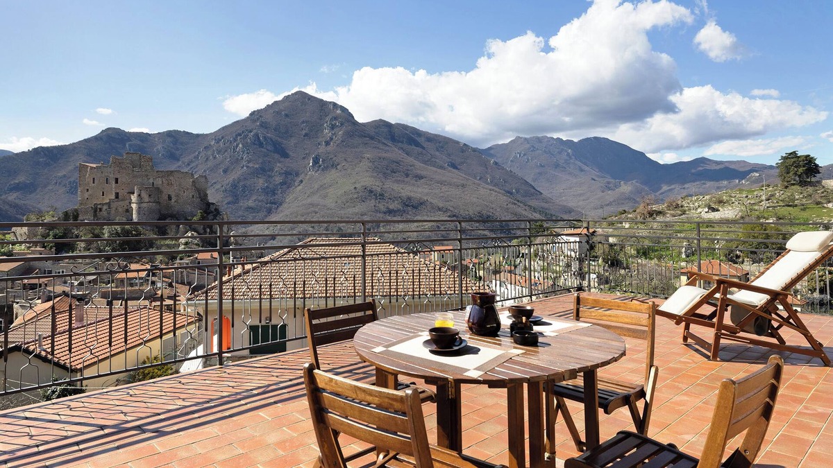 Castelvecchio di Rocca Barbena Apartment | Apartment 'La Terrazza Del Tempo' with Mountain View, Wi-Fi and Air Conditioning