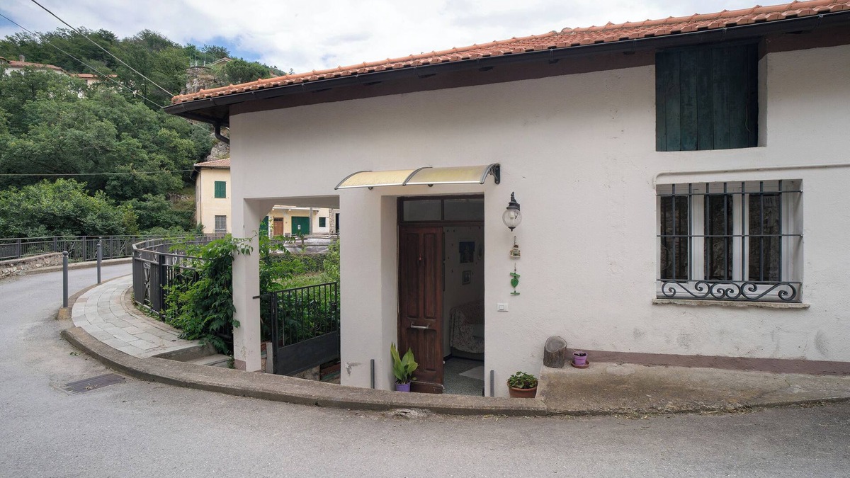 Castelvecchio di Rocca Barbena Apartment | Apartment 'Al Frantoio' with Private Garden
