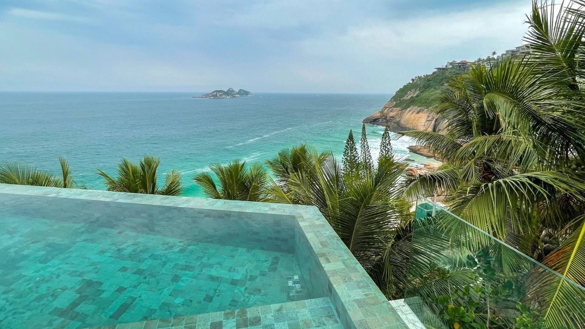 Joatinga House | It is located in a stunning and privileged setting on Joatinga beach.