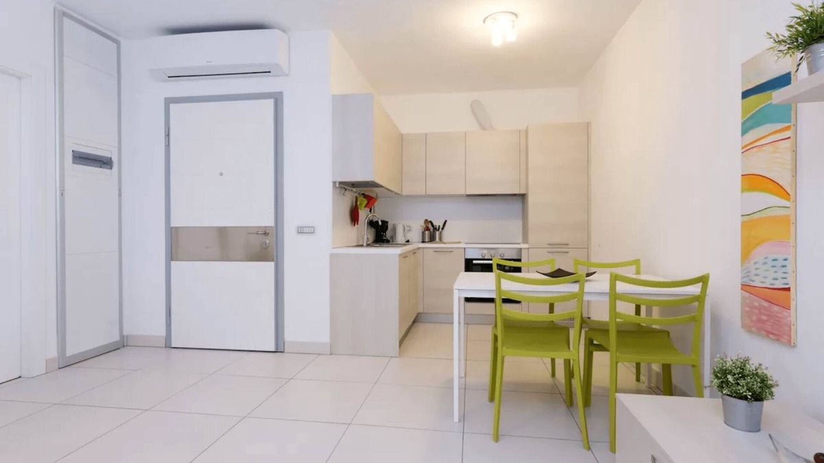 Maccagno Apartment | Lake Maggiore 1 bed lakeside apartment with pool