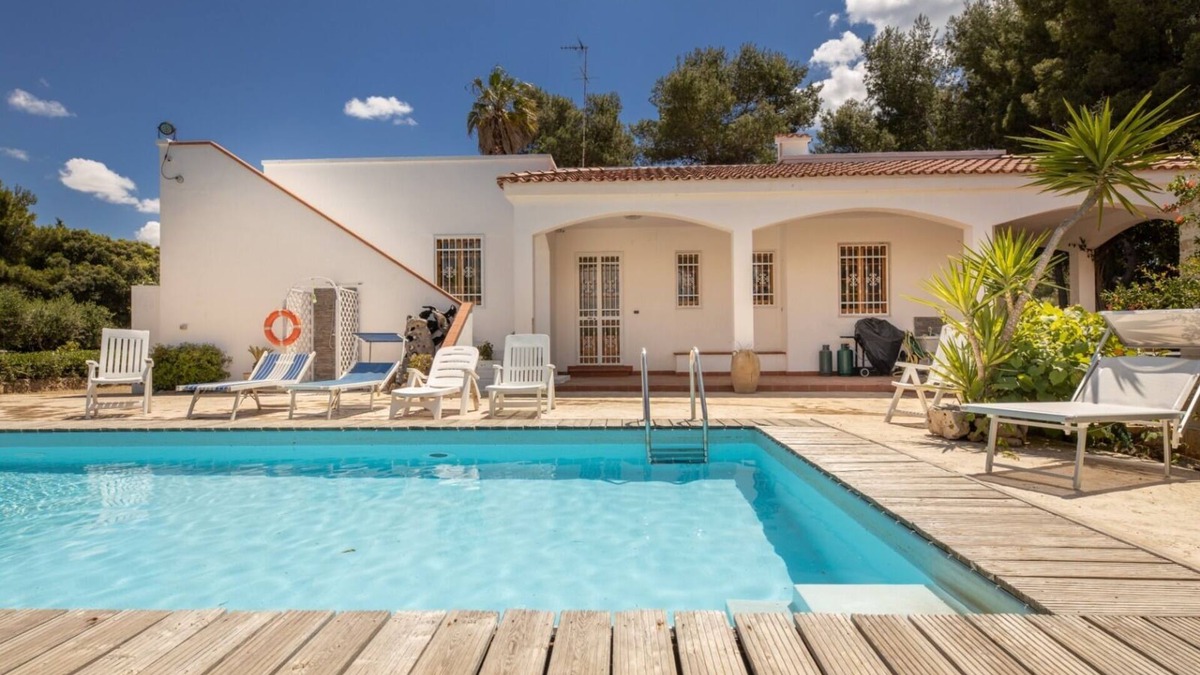 Pizzo Villa | Villa with pool, park and private pine forest, 100 meters from the sea.