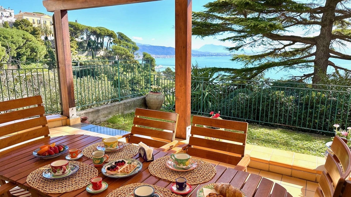 Raito Villa | Villa Indipendente Panoramica Immersa in un Giardino Mediterraneo di 700 mq
