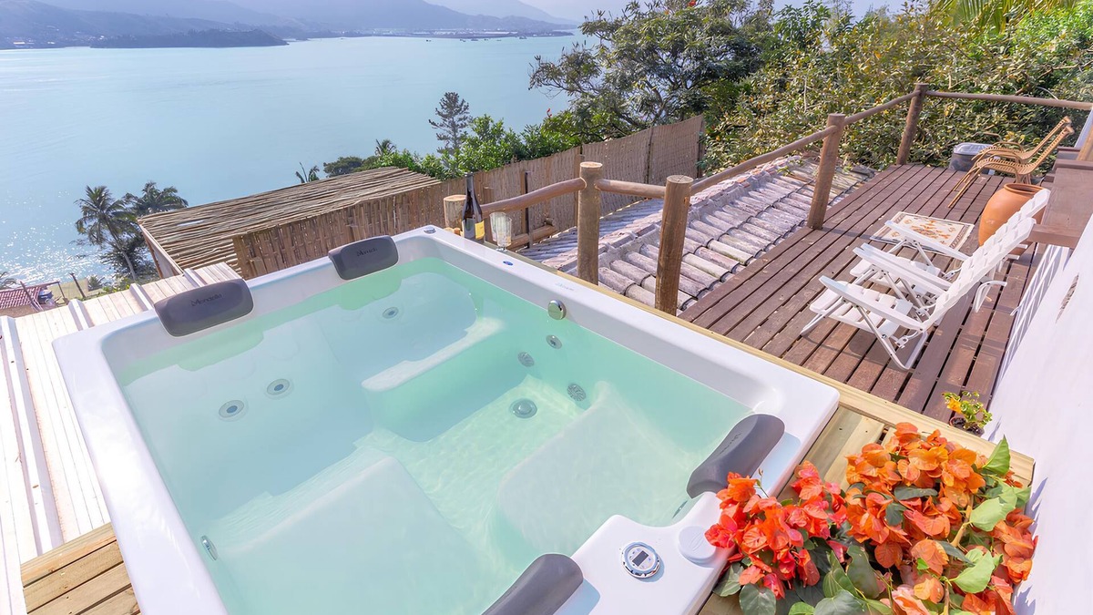 Portinho Apartment | Italian panoramic penthouse suite and hill 12 minutes from the beach, we accept pets!