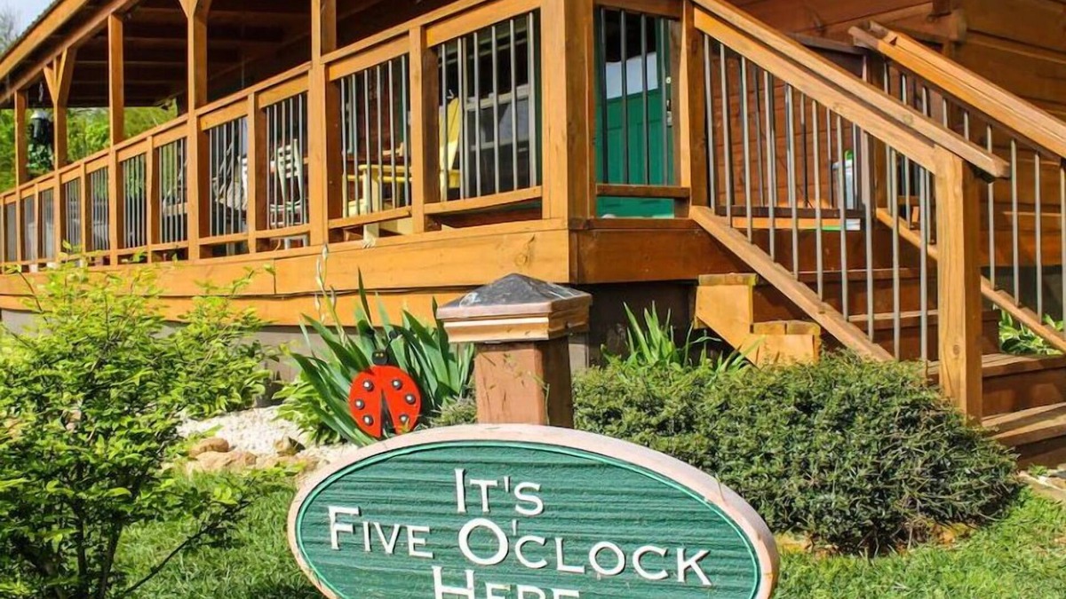 Fancy Gap Cabin | It’s 5 O’Clock Here-Waterfront Cabin w/Hot Tub! Pet Friendly, Blue Ridge Parkway