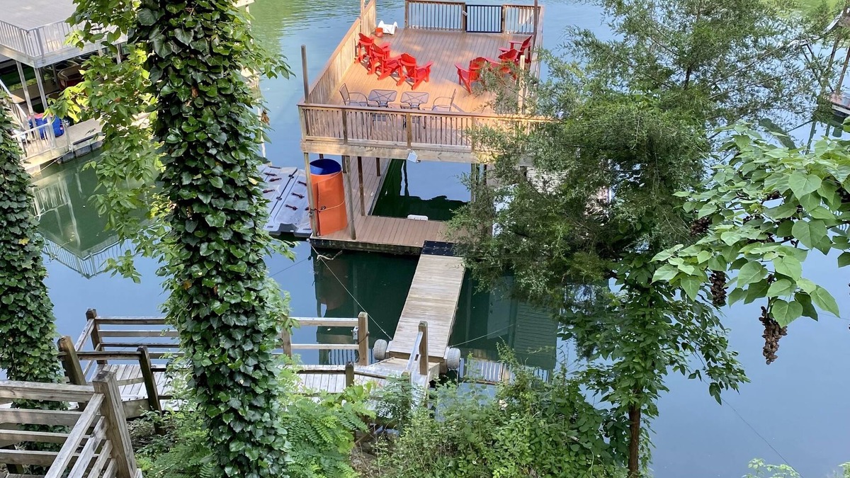 Lakeside Estates House | It’s 5 O’clock Somewhere-9Bd,5.5BA,no wake cove, pool table,hot tub