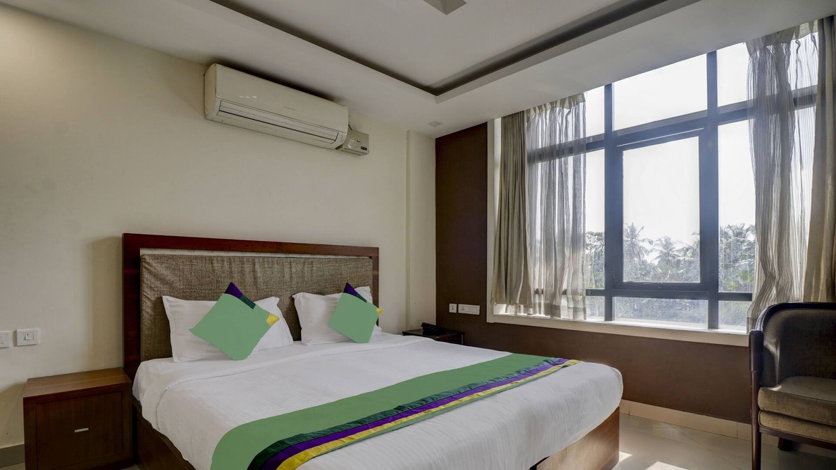 Kozhikode Hotel | Itsy By Treebo - Rotano Glitz Inn