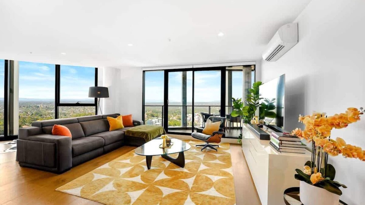 Heidelberg Heights Apartment | Ivanhoe Penthouse - Masterpiece w/parking + views