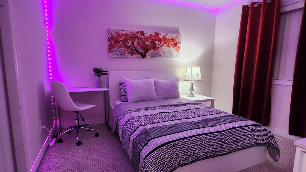 London House | Ivory Staycation-Shared kitchen , washroom (2-1), Street Parking at owners risk