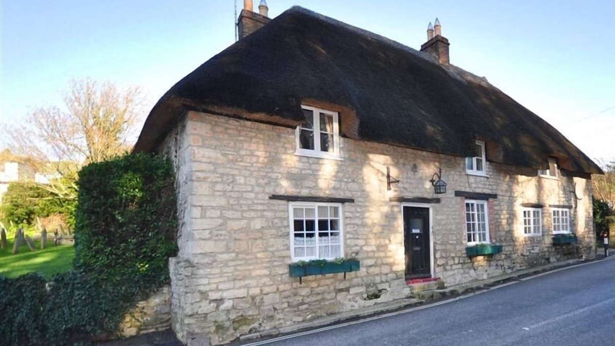 West Lulworth Cottage | IVY COTTAGE, pet friendly, with open fire in West Lulworth