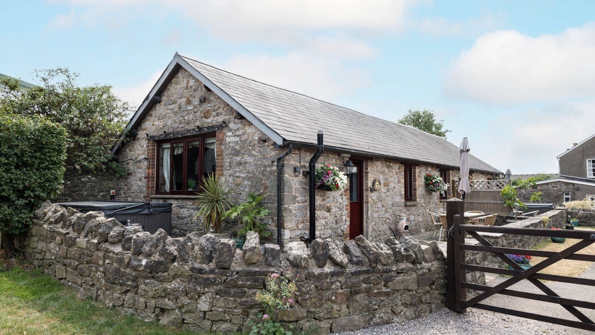 North Cornelly Cottage | Ivy Cottage - sleeps 5 guests in 2 bedrooms