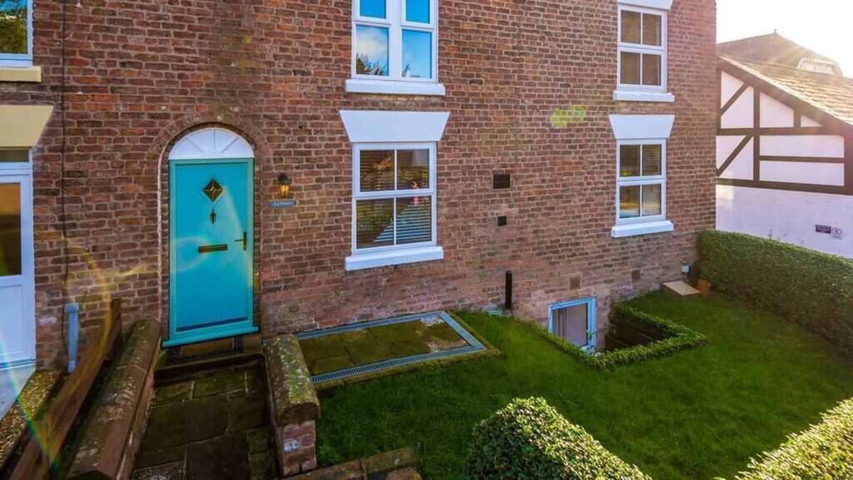 Chorlton-by-Backford House | Ivy House, Luxury Cheshire Cottage for relaxation. Chester Zoo ·