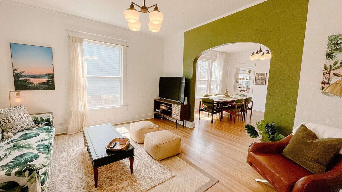Joplin House | Ivy Jungalow | Bright, Clean, & near Downtown