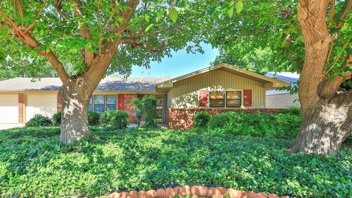 Abilene House | Ivy Lodge (Sleeps 8 | 5 Tvs)