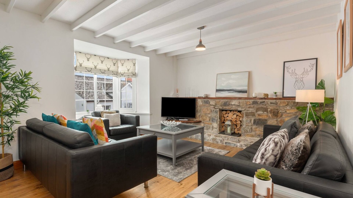 Saundersfoot Cottage | Ivydene Cottage - Stone Throw to Beach, Sea Views