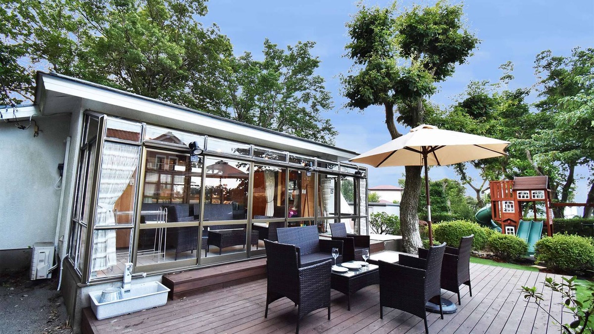 Futo Villa | Izu Kogen Ito ·BBQ with pets on the wood deck.Family cottage with hammock slide