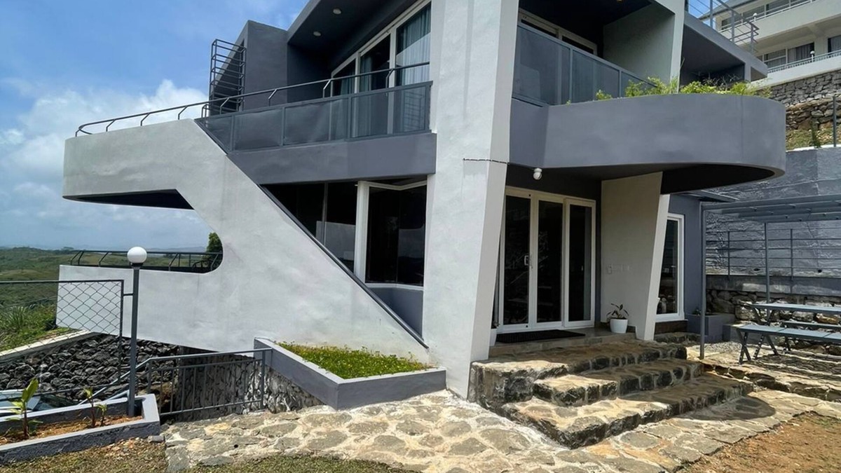 Pirmed Villa | IZZAT INN Villa, Parunthumpara, A pet friendly mountien view villa.