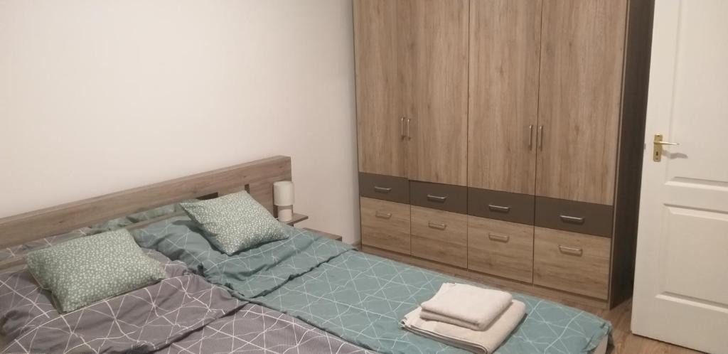 Komlo Apartment | Jószerencsét apartman