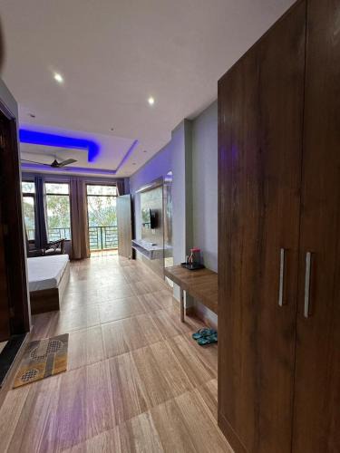 Arki Hotel | J&B Royal Complex
