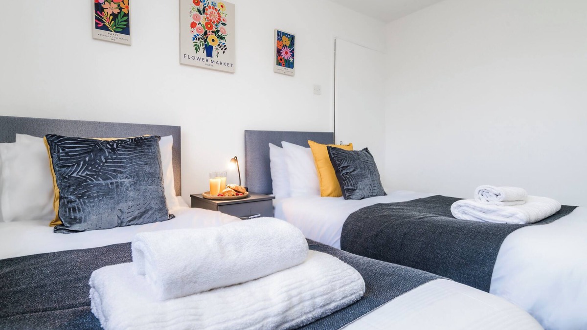 Peterborough House | J&J Stay: Luxurious 5 -bedrooms detached house on peterborough