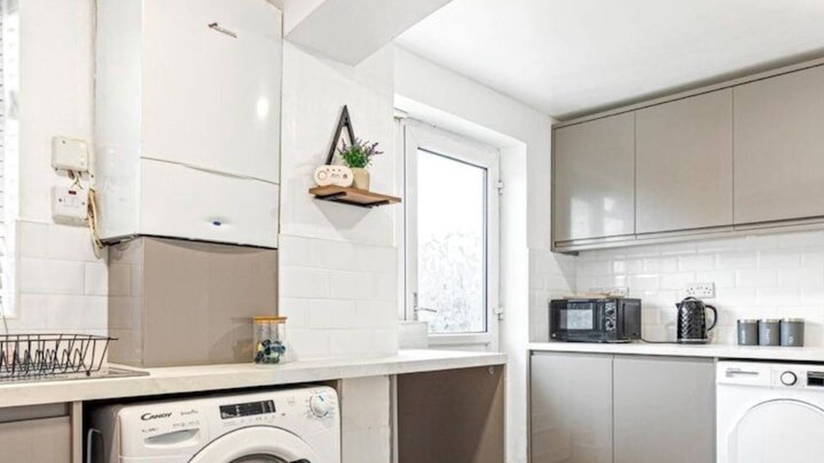 Wolverhampton Apartment | J.R.R STAYS - WV12 3-bedroom, and Wi-Fi