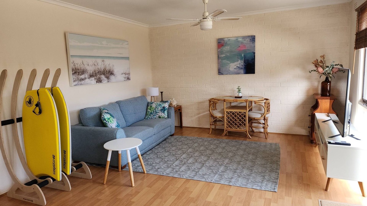 Ocean Grove Villa | Jac's Pad - King Size Bed - 450m to beach