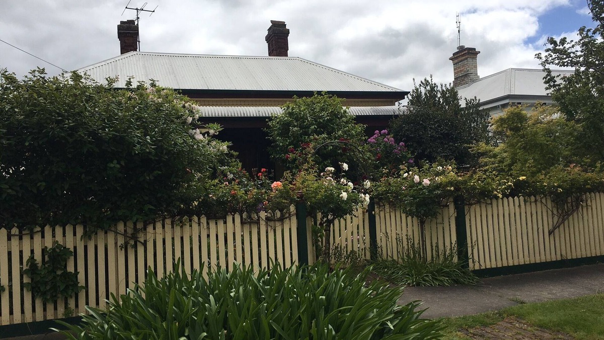 Colac House | "Jacaranda Cottage" Victorian House in Prime Position. Free Wifi and Linen.