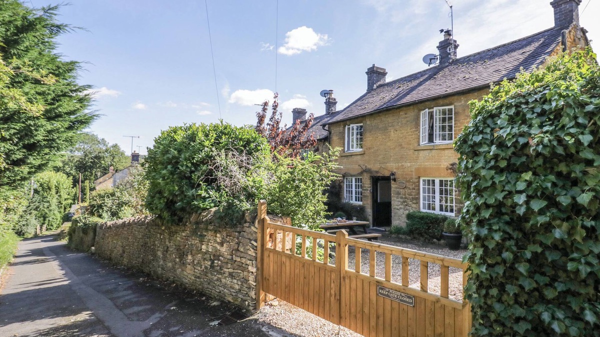 Blockley Cottage | JACKDAW COTTAGE, pet friendly, with open fire in Blockley