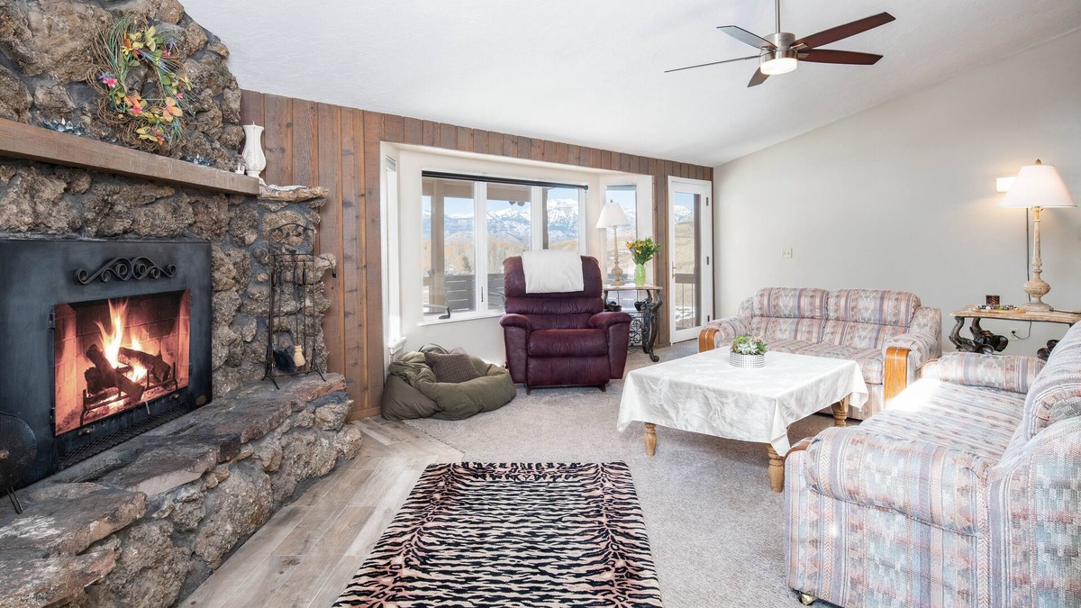 Jackson House | Jackson Hole 2 Bed 2 Bath plus office w/murphy bed and Great Views.