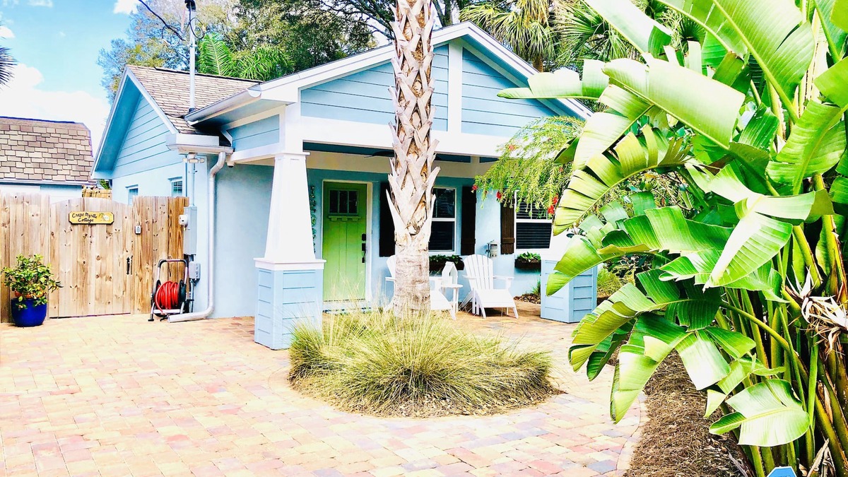 Arlington House | Jacksonville Blue Bungalow- 2 Bedroom New Build Tropical Charm & Cozy Vacationn