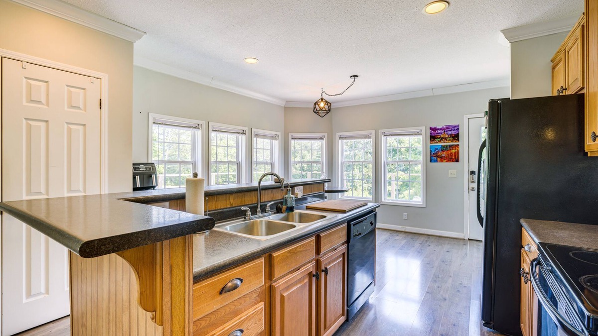 Jacksonville House | Jacksonville Home w/Deck - 30 Mi to Talladega!