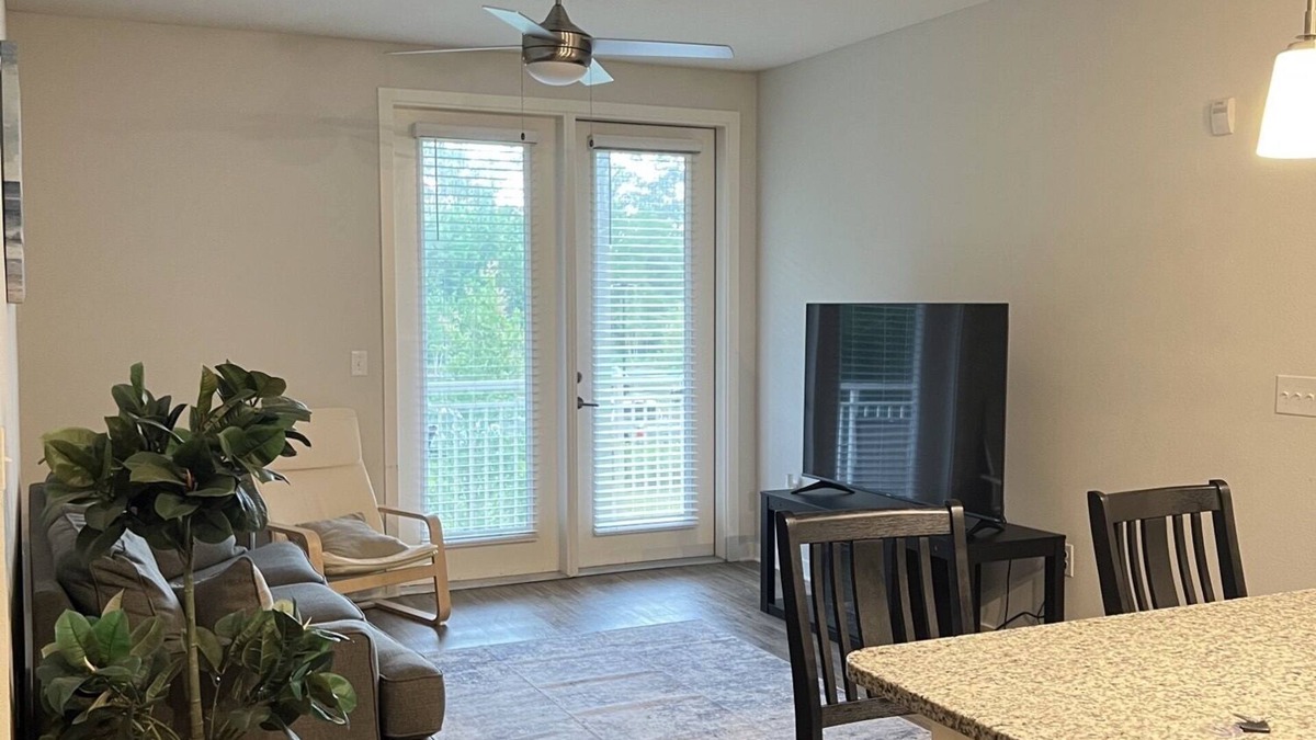 Deerwood Apartment | Jacksonville Jewel: Luxe Getaway W/2 King Beds