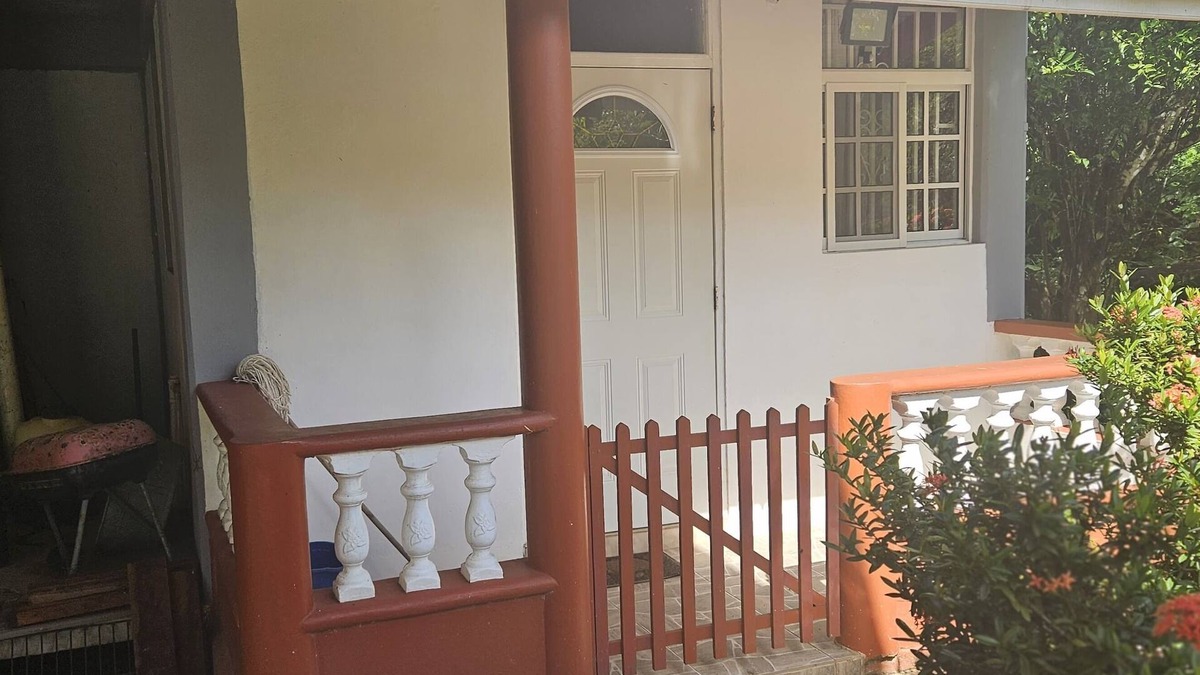 Marigot Apartment | Jacob's Cozy Oasis: 1BR in Marigot w/Wi-Fi, A/C, Kitchen – <5 Mins to Airport