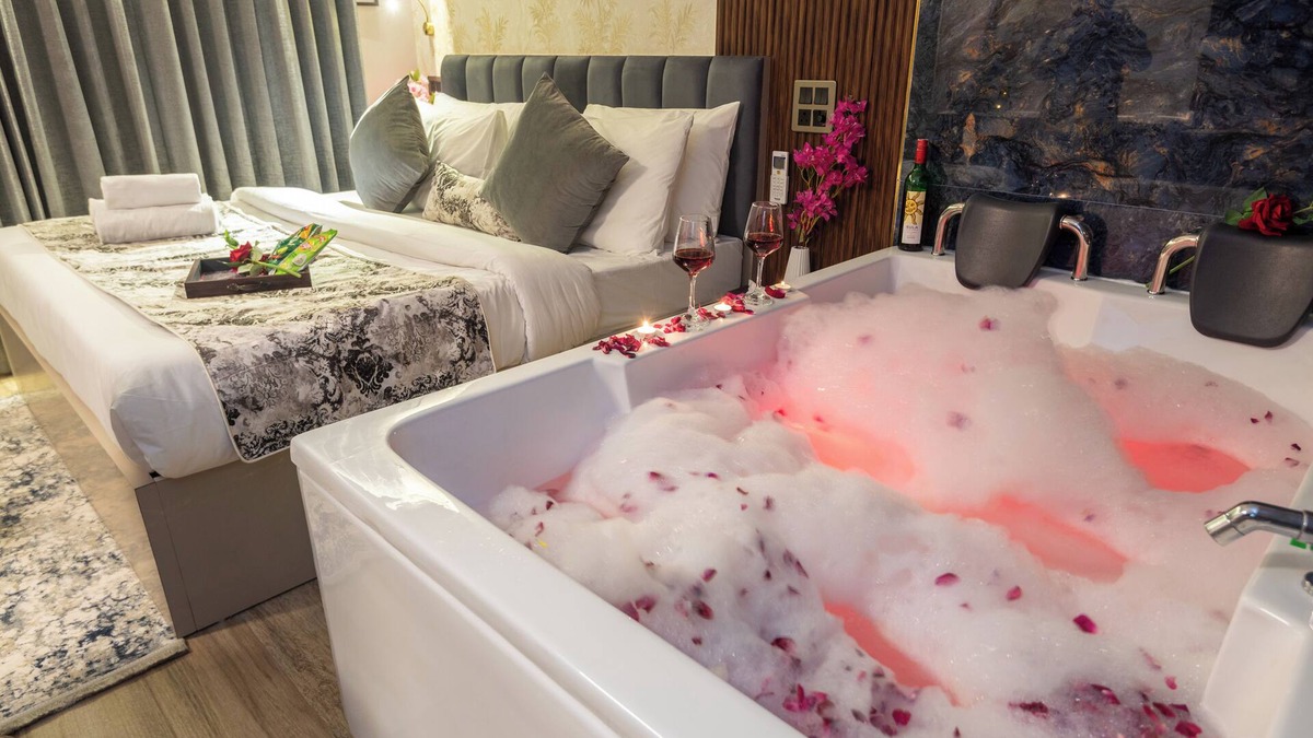 Greater Noida Apartment | Jacuzzi and Chill By Buddies Home