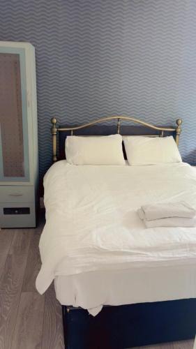 Doncaster House | Jacuzzi City Guesthouse, about a 7 min walk to Racecourse and 10 mins to the City