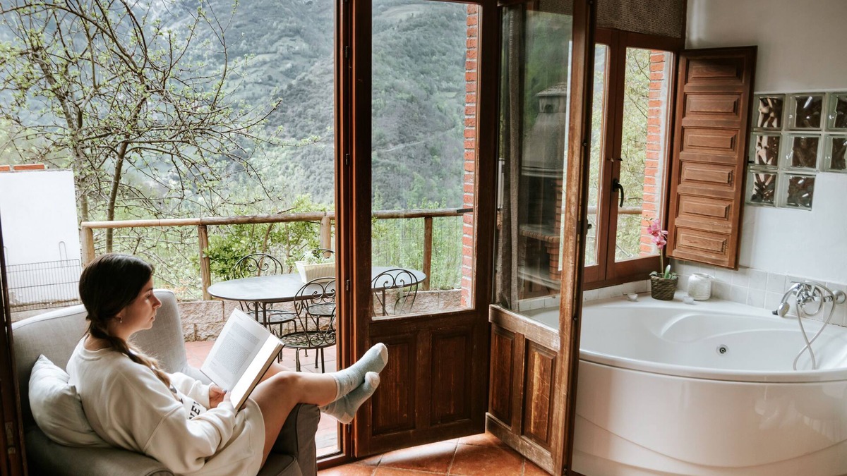 Fresnedo Cottage | Jacuzzi in bedroom with mountain views, barbecue and fireplace