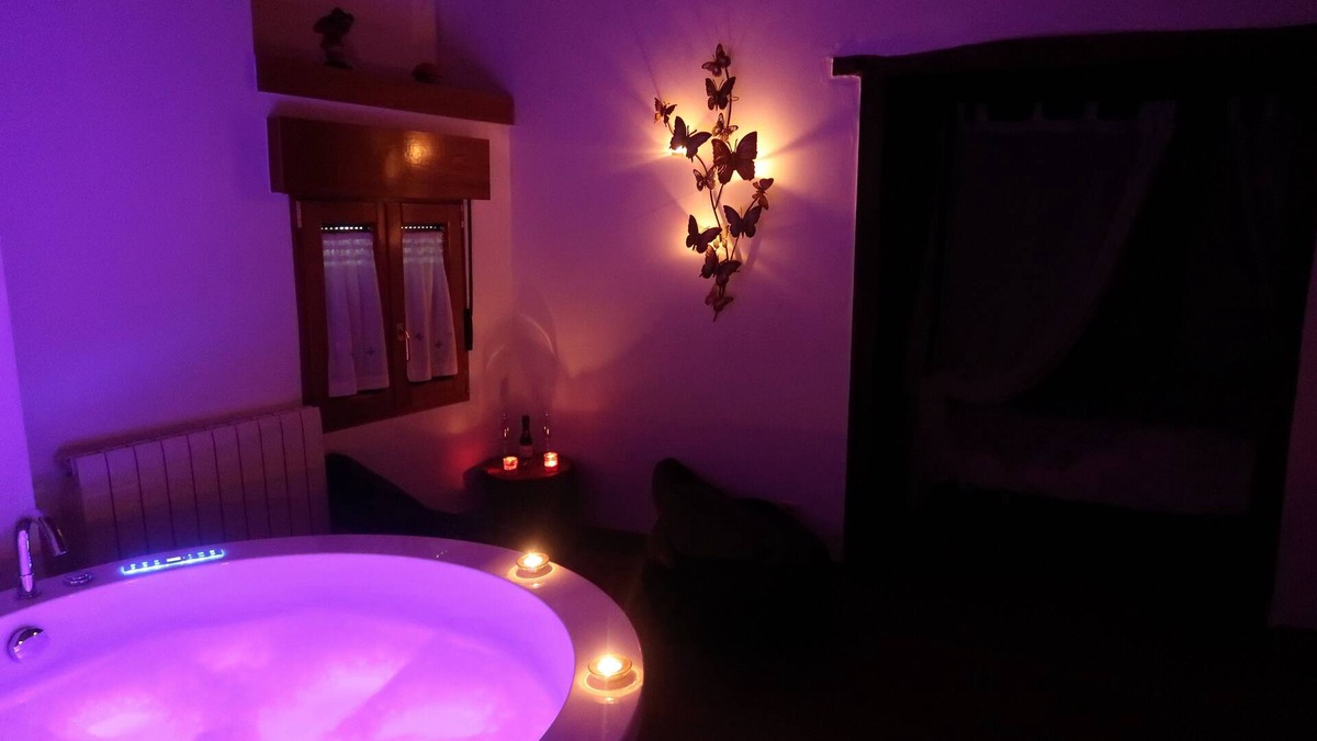 Casas del Abad Cottage | Jacuzzi in the room