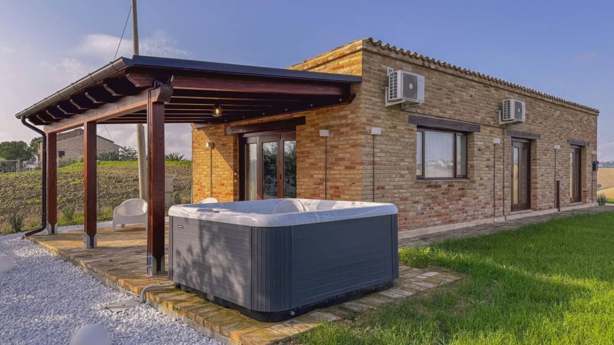 Monte San Pietrangeli Villa | Jacuzzi and Comfort in the Marche Hills