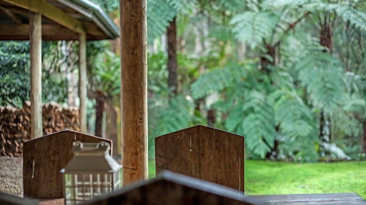 Mount Dandenong House | Jacuzzi lodge: Private rainforest with river